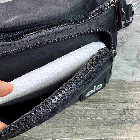 ❤️❤️❤️❤️BNWT ALO Yoga Explorer Unisex Black Crossbody Bag $94🔥🔥 - Picture 9 of 11